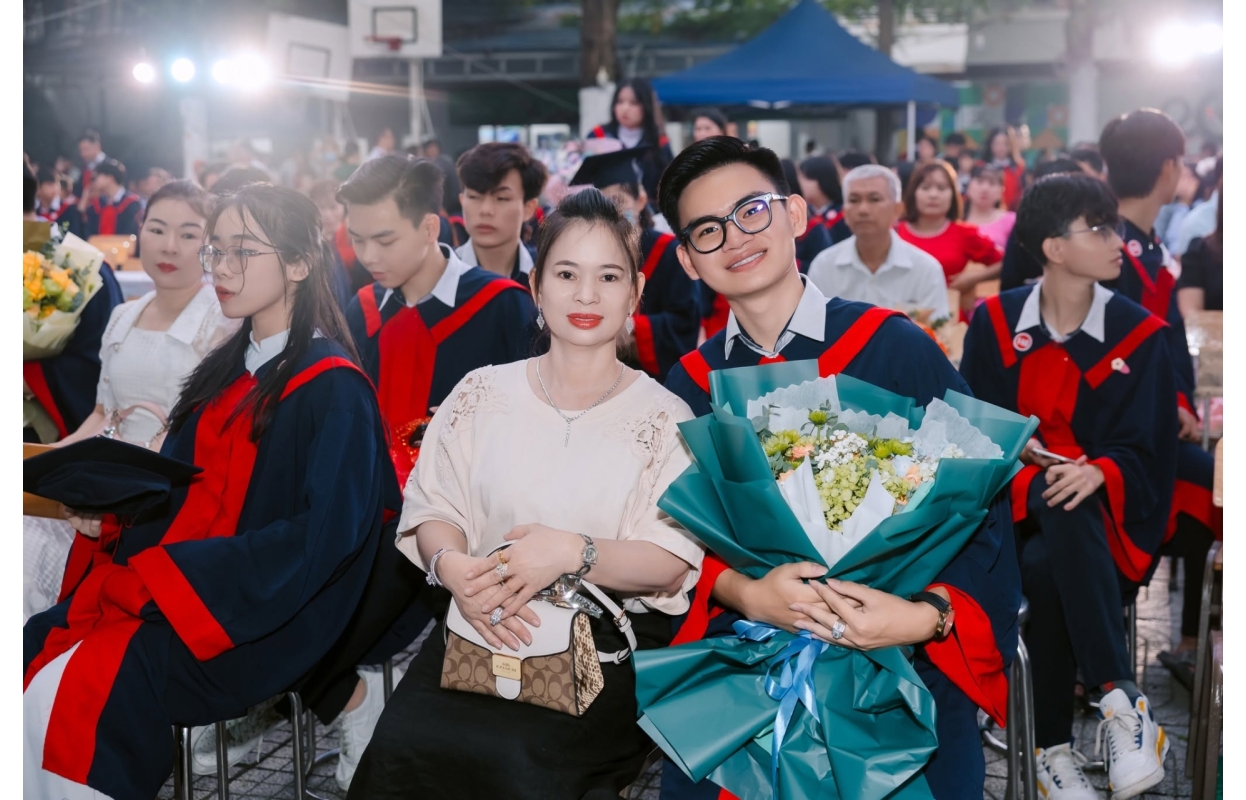 Lễ Trưởng Thành và Tri Ân Trường THPT Việt Âu - "Viết Tiếp Thanh Xuân"
